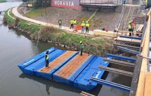 K opravě mostu J. A. Bati v Uherském poslouží speciální pontony ukotvené na řece 1